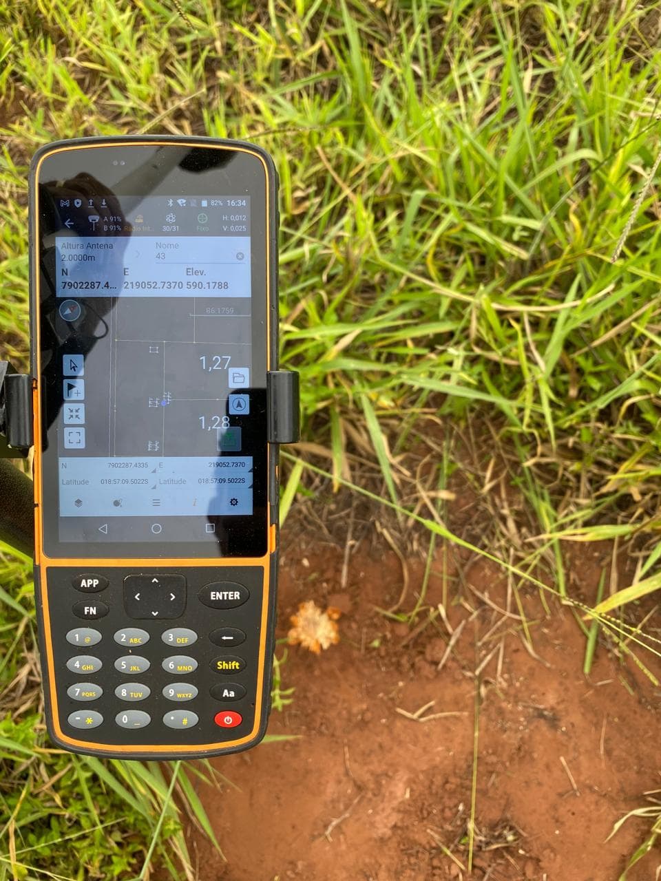 Equipamento GNSS portátil utilizado para levantamento topográfico na pastagem.